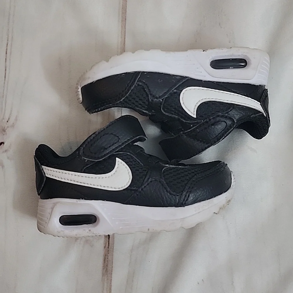 Nike Air Black and White Swoosh size 5C Children's Toddler Baby Easy On Velcro